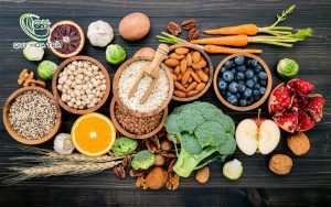 Ăn nhiều hoa quả, rau, ngũ cốc nguyên hạt... giàu chất xơ hòa tan, tốt cho cholesterol.