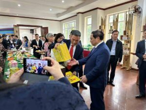 Thủ tướng đã tham quan gian hàng trưng bày các sản phẩm OCOP Việt Nam